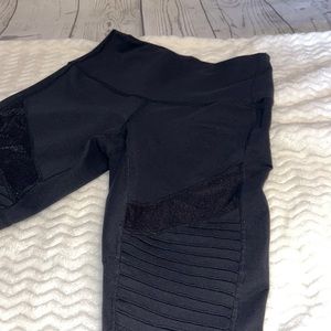Zella black leggings with textured thighs and patches of shimmery mesh🥂🖤 Sz S